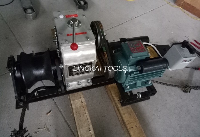 Extractor portabil pentru troliu pentru cablu de alimentare de 3 tone cu motor electric în construcție de linii electrice